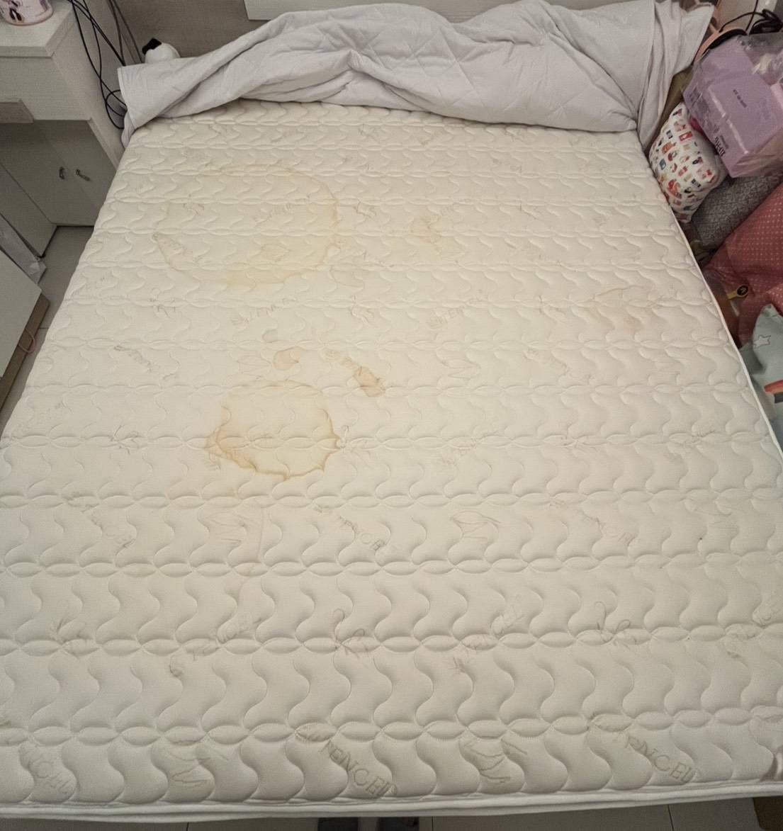 床墊上常見的咖啡漬與環狀污漬範例