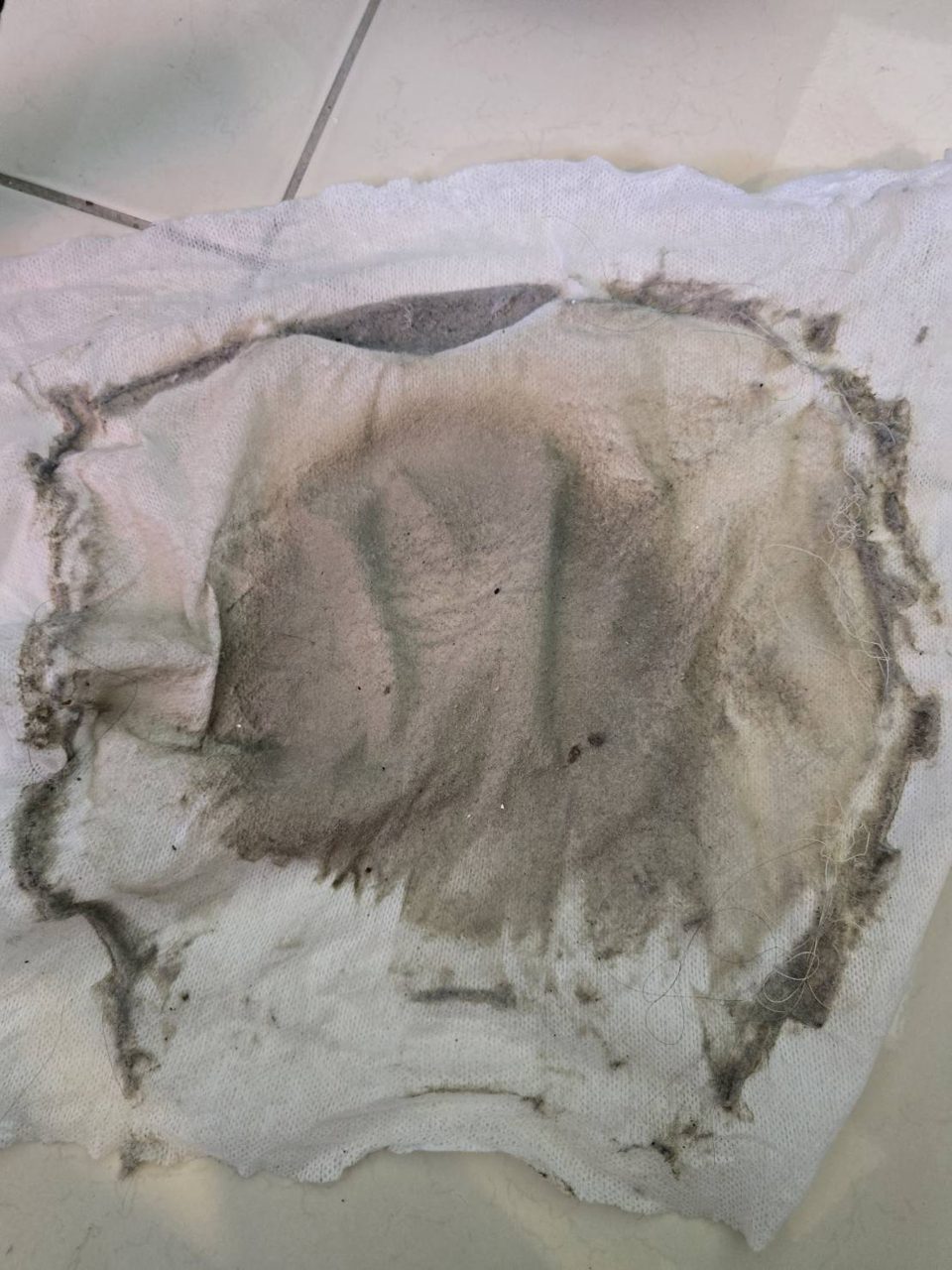 床墊深層清潔後從纖維中吸出的髒污特寫